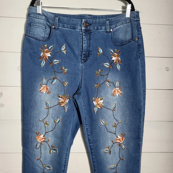 Chico's Embroidered Jeans Beaded Floral So Slimming Denim BOHO. - Picture 2 of 8